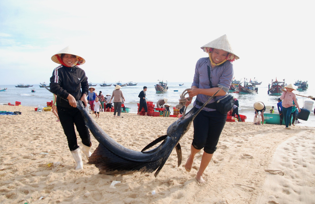 Nụ[-]cười[-]hồi[-]sinh[-]từ[-]vùng[-]biển[-]chết